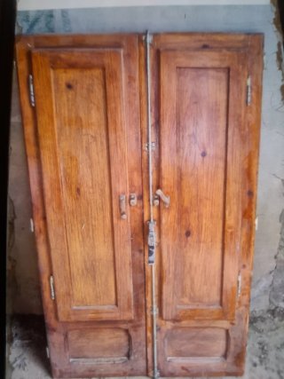 Antigua ventana de madera con cristales