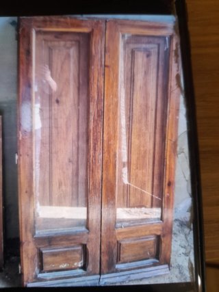 Antigua ventana de madera con cristales