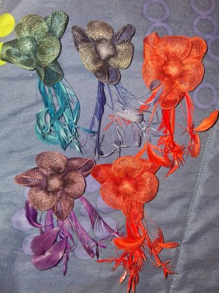 Tocados de flores con plumas