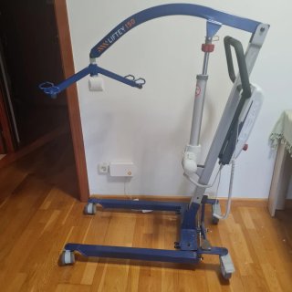 Grua electrica de transición con arnés.