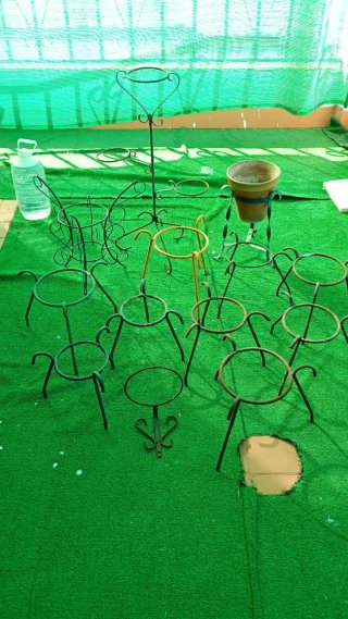 Lote 13 pies de forja para macetas