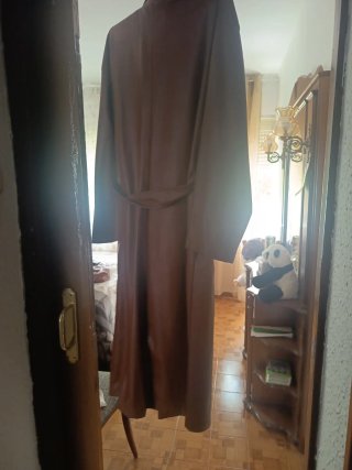 Cazadora Larga Impermeable Marrón. Pesa poco.