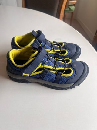 Sandalias de senderismo azules y amarillas