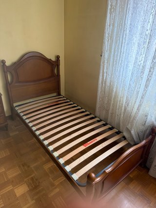 Cama individual de madera con somier