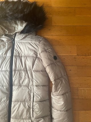 Abrigo acolchado mujer beige con capucha