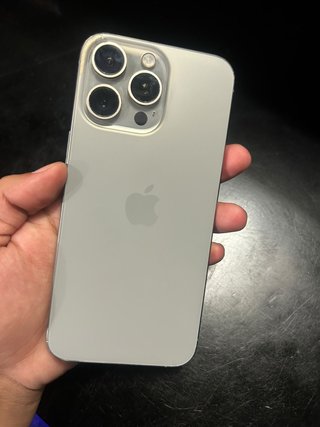 iPhone 15 Pro Max Gris 82% salud de bateria