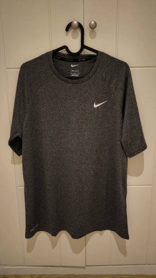 Camiseta deportiva Nike gris Talla M