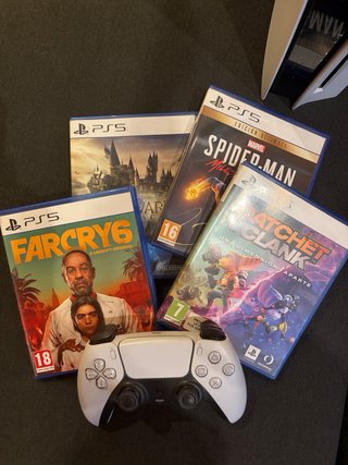Consola PlayStation 5 (PS5) con 1 mando y 4 juegos