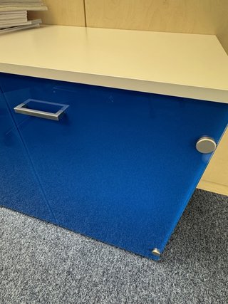 Mesa de Cristal Azul y Aparador a Juego