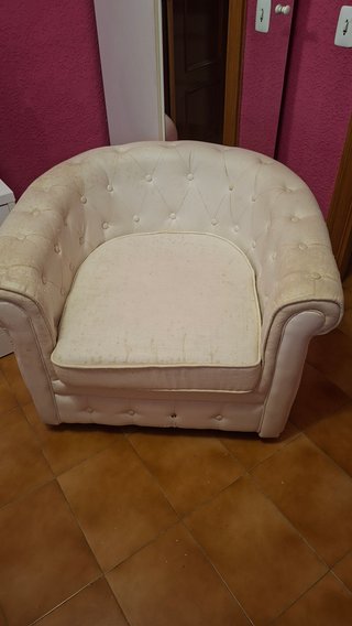 Sillón tapizado beige y blanco