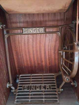 Máquina de Coser Singer Vintage con Mueble