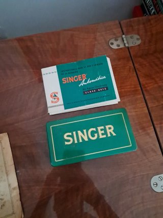Máquina de Coser Singer Vintage con Mueble