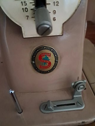Máquina de Coser Singer Vintage con Mueble