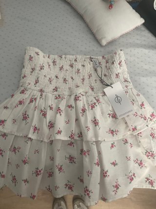 Falda Stradivarius Blanca con Flores Rosas