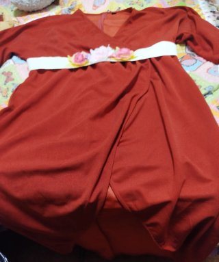 Vestido Rojo con Detalle Floral