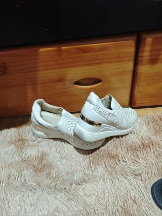 Zapatos blancos y dorados