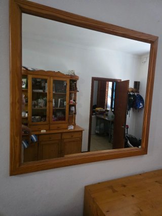 Espejo de entrada madera grande.