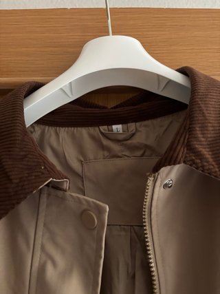 Gabardina Beige con Cuello de Pana