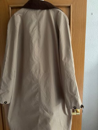Gabardina Beige con Cuello de Pana