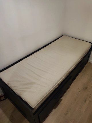 Cama Extensible Brimnes negro con dos Colchones.