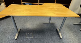 Mesa de oficina de madera y metal