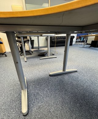 Mesa de oficina de madera y metal