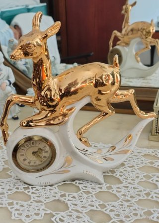Orologio meccanico con cerbiatto in ceramica