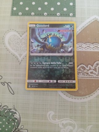 Carta Pokémon Guzzlord Holo 80/131