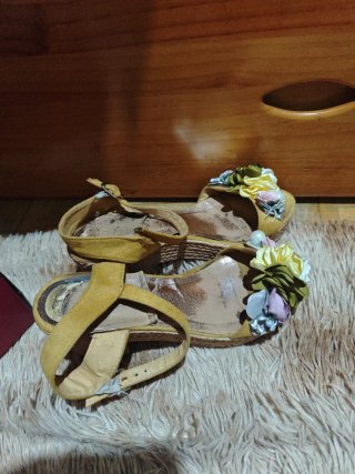 Sandalias de cuña con flores
