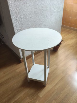 Mesa redonda blanca de madera