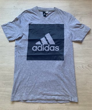 Camiseta adidas gris