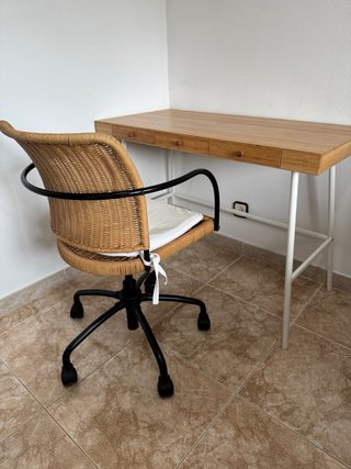Escritorio de bambú con cajones. Silla de regalo