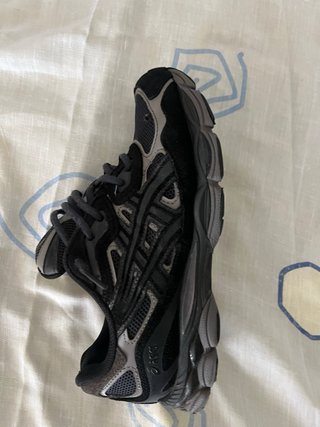Zapatillas Asics negras y grises