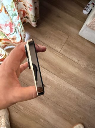 iPhone 14 Pro Max con accesorios
