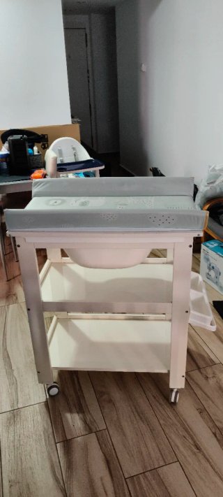 Cambiador de bebé con bañera