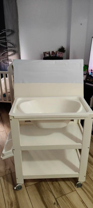 Cambiador de bebé con bañera