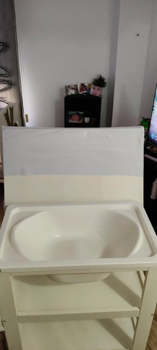 Cambiador de bebé con bañera