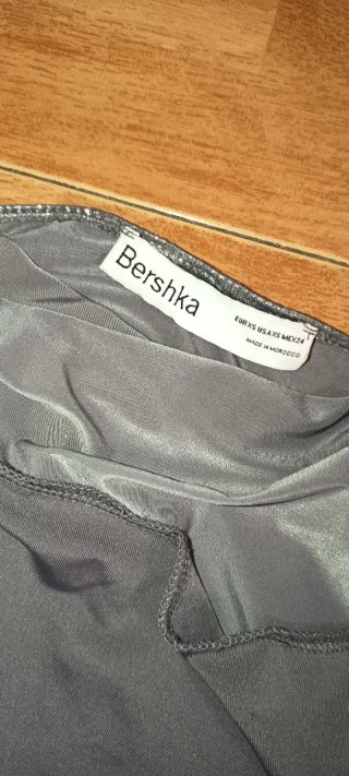 Vestido largo metálico plata Bershka - efecto wet