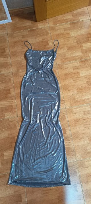 Vestido largo metálico plata Bershka - efecto wet