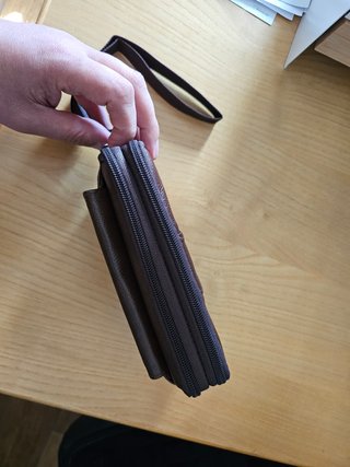 Pochette da uomo in pelle marrone