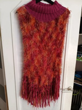 Poncho de pelo naranja y rojo