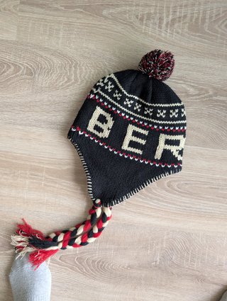 Gorro orejeras negro Berlín pompón trenzas