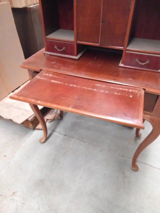 Escritorio antiguo de madera con cajones
