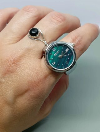 Anillo GOMLA con reloj verde y piedra negra