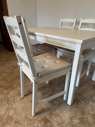 Mesa de comedor y 4 sillas blancas con cojines
