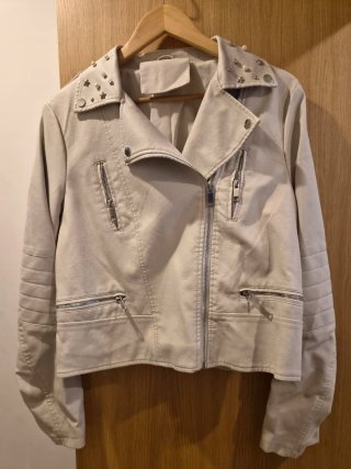 Cazadora estilo motero beige