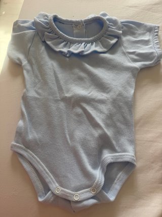 Body bebé azul con cuello volante y conjunto