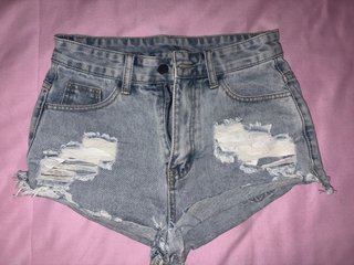 Pantalón vaquero corto con rotos