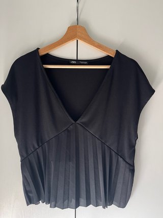Zara - Blusa negra con manga y diseño plisada