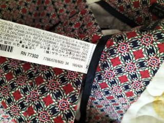 Pantalón estampado Mango negro y rojo